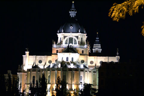 Madrid（アルムデナ大聖堂・ライトアップ）.jpg